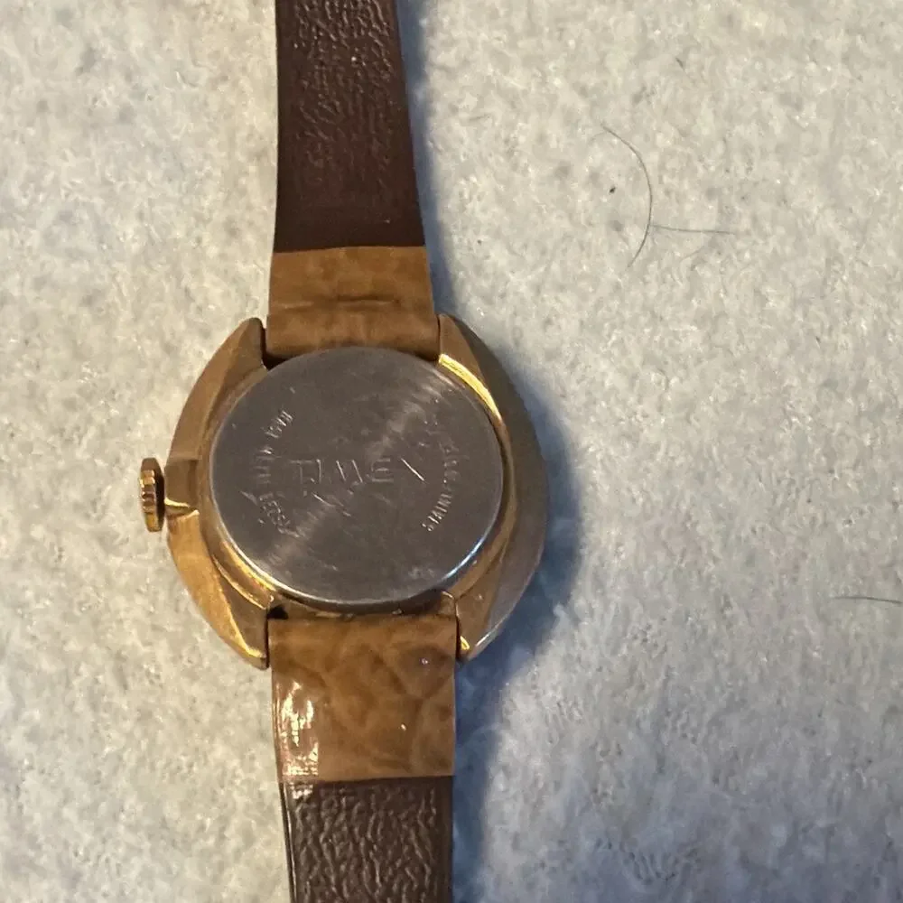 Timex Women's Quartz Analog Watch Gold Dial Gold Tone Case needs battery